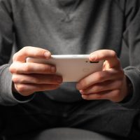233小游戏在线玩主编在靠窗的工位前核对条目描述，桌面上摊着手写标签草稿与一杯已经凉了的茶，午后光线斜照在纸面上