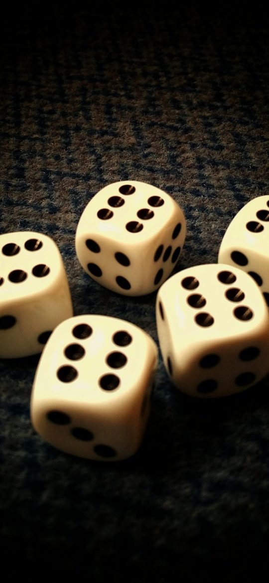 233小游戏在线玩 233小游戏在线玩 App 分区列表界面截图，横向排列的游戏缩略图，每张下方标注单局时长与难度星级，右侧有收藏按钮
